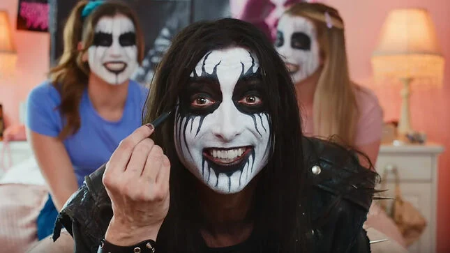 همکاری خلاقانه Liquid Death و e.l.f. Beauty با حال‌وهوای متال و آرایش